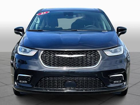 Used 2024 Chrysler Pacifica Touring-L image 3