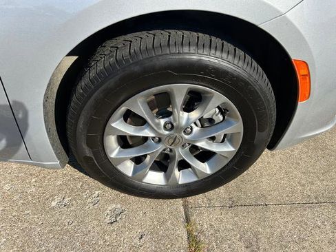 Certified 2022 Chrysler Pacifica Touring-L image 24