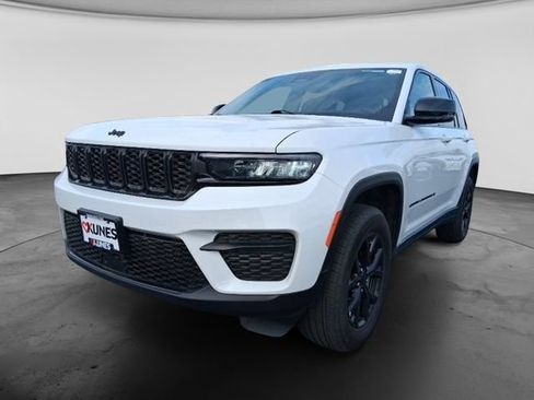 Used 2025 Jeep Grand Cherokee Altitude AWD/4WD image 2