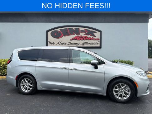 Used 2023 Chrysler Pacifica Touring-L FWD image 2