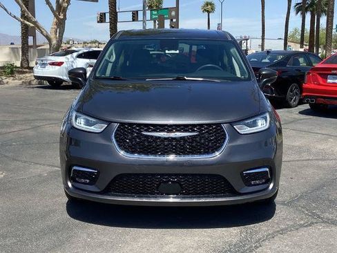 Used 2023 Chrysler Pacifica Touring-L FWD image 3