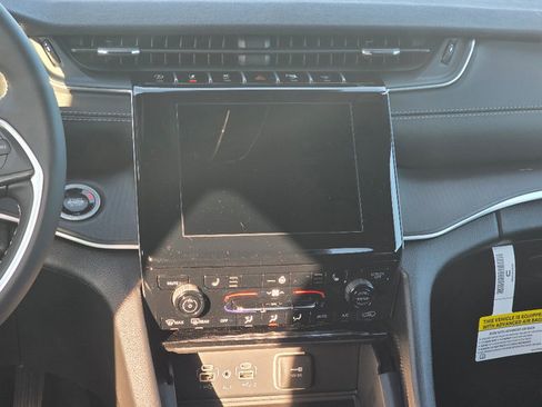 Used 2025 Jeep Grand Cherokee Altitude image 3