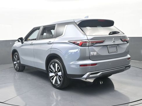 Used 2025 Mitsubishi Outlander SE FWD image 4