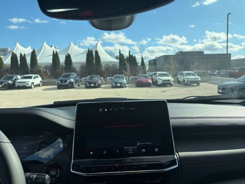 Used 2025 Jeep Compass Trailhawk image 17