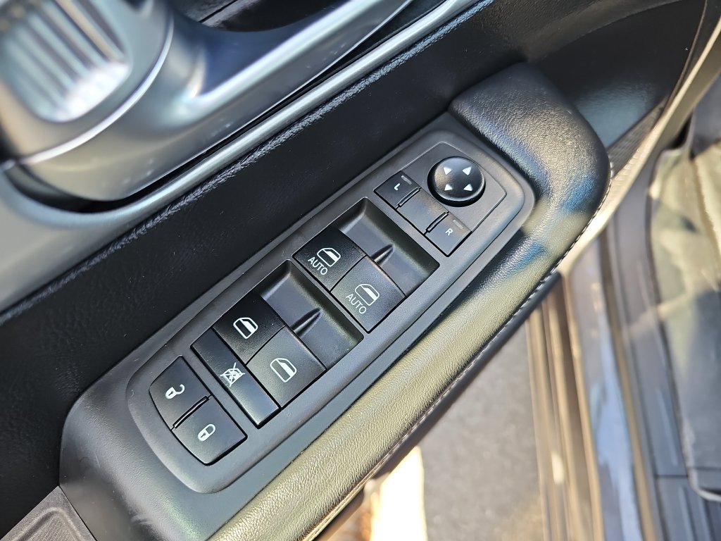 Used 2021 Chrysler Pacifica Touring-L w/ Premium & Safety Sphere Group FWD image 19