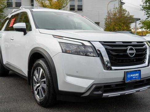 Certified 2025 Nissan Pathfinder SL image 4