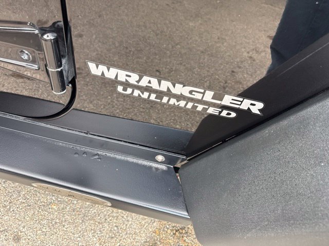 Used 2015 Jeep Wrangler Unlimited Rubicon w/ Connectivity Group AWD/4WD image 19
