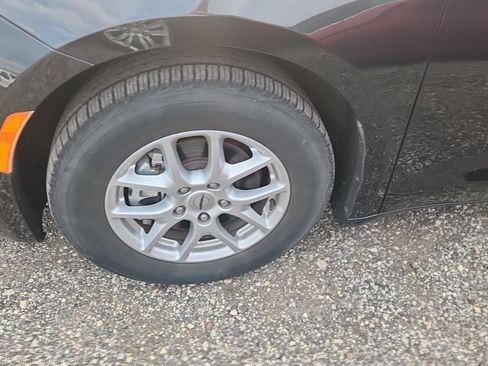 Used 2022 Chrysler Voyager LX image 7