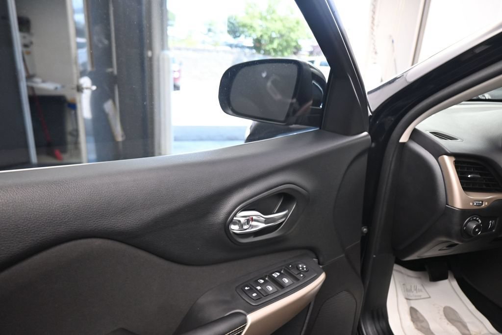 Used 2018 Jeep Cherokee Latitude AWD/4WD image 41