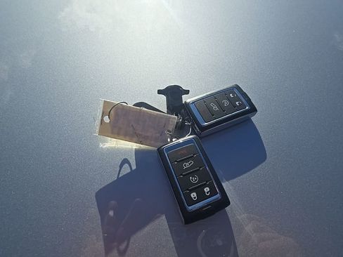 Used 2024 Jeep Grand Cherokee Limited w/ Black Appearance Package image 33