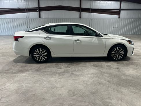 Used 2025 Nissan Altima 2.5 SV FWD image 6