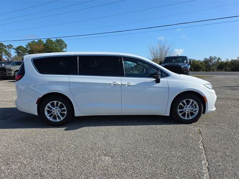 New 2026 Chrysler Pacifica Select image 4