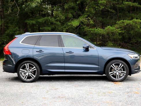 Used 2018 Volvo XC60 T5 Momentum w/ Vision Package image 2