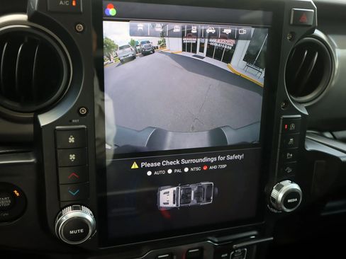 Used 2022 Jeep Wrangler Sport AWD/4WD image 18