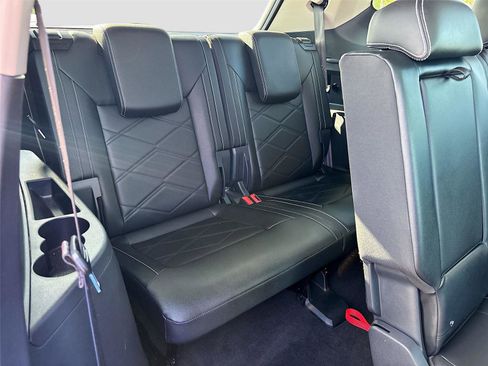 Used 2025 Volkswagen Atlas SE image 25