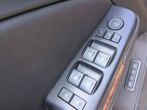 Used 2018 Chevrolet Suburban Premier AWD/4WD image 12