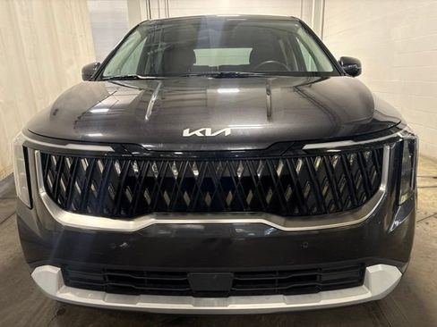 Used 2025 Kia Carnival FWD image 2