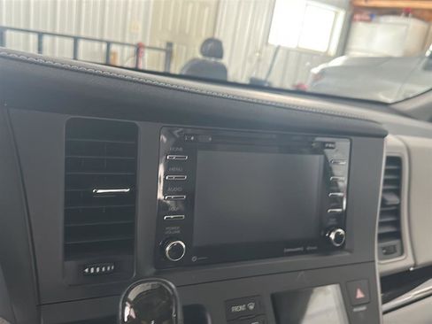 Used 2020 Toyota Sienna XLE image 26