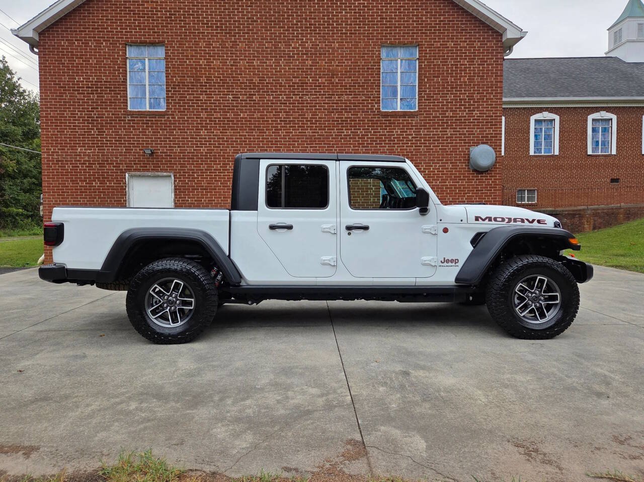 Used 2026 Jeep Gladiator Mojave AWD/4WD image 4