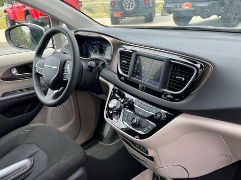 Used 2023 Chrysler Voyager LX FWD image 17