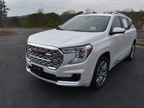 Used 2022 GMC Terrain Denali w/ Denali Premium Package image 3