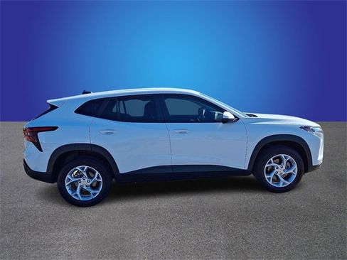 Used 2025 Chevrolet Trax LS w/ LS Convenience Package image 4