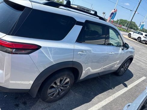 Used 2023 Nissan Pathfinder SV AWD/4WD image 3