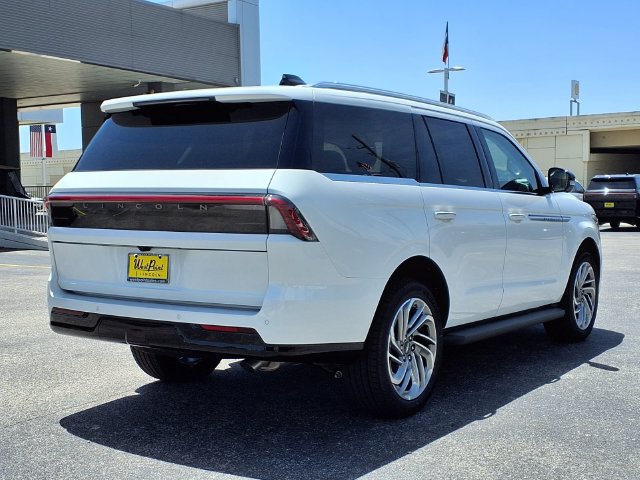 New 2027 Lincoln Navigator Premiere RWD image 2