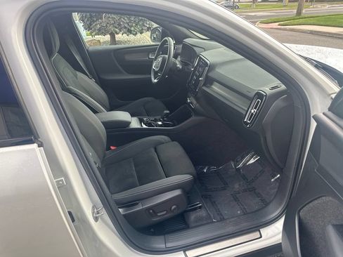 Used 2025 Volvo XC40 B5 Plus AWD/4WD image 17