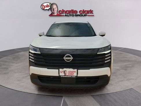 Used 2025 Nissan Kicks SV AWD/4WD image 8