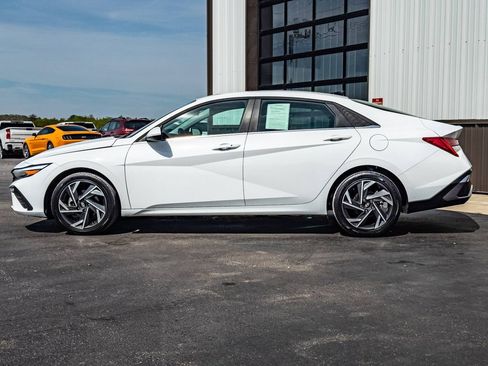 Used 2025 Hyundai Elantra SEL image 2