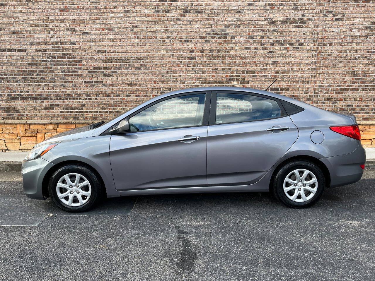 Used 2013 Hyundai Accent GLS FWD image 2