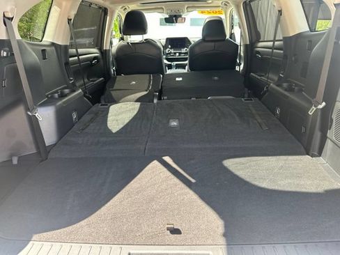 Used 2024 Toyota Highlander XLE AWD/4WD image 64