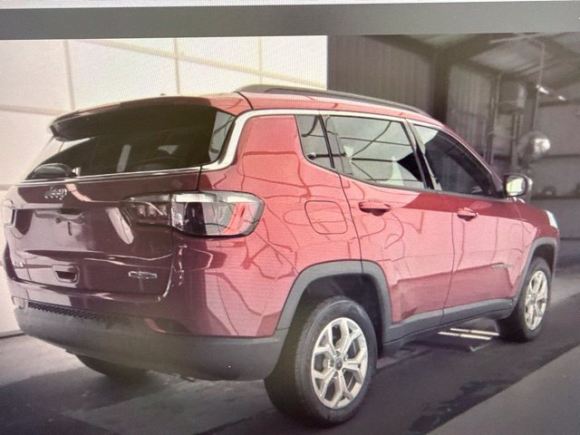 Used 2025 Jeep Compass Latitude w/ Sun & Sound Group AWD/4WD image 3