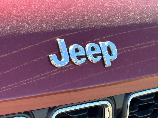 Used 2023 Jeep Grand Cherokee Laredo AWD/4WD image 11