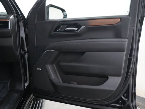 Used 2025 GMC Yukon XL Denali w/ Denali Reserve Package AWD/4WD image 9