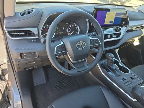 New 2026 Toyota Highlander XLE image 17