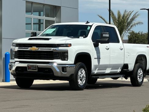 Used 2025 Chevrolet Silverado 2500 LT w/ Convenience Package AWD/4WD image 8