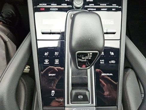 Used 2022 Porsche Cayenne Platinum Edition image 21