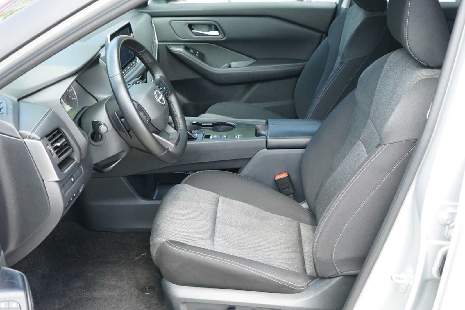 Used 2025 Nissan Rogue SV FWD image 8