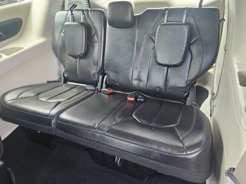Used 2017 Chrysler Pacifica Touring-L FWD image 32