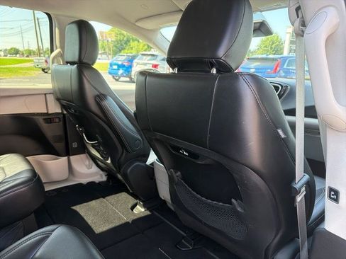 Used 2023 Chrysler Pacifica Touring-L FWD image 8