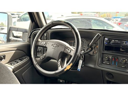 Used 2005 Chevrolet Silverado 2500 LS w/ Heavy-Duty Power Package AWD/4WD image 14