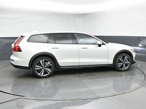 Used 2025 Volvo V60 B5 Cross Country Plus AWD/4WD image 9