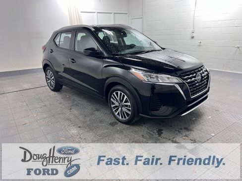 Used 2024 Nissan Kicks SV image 3