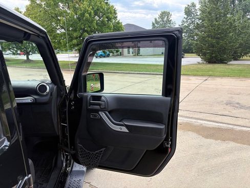 Used 2017 Jeep Wrangler Unlimited Sahara AWD/4WD image 25