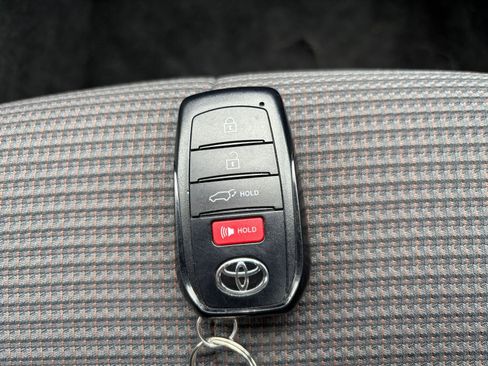 Used 2025 Toyota Highlander LE FWD image 21