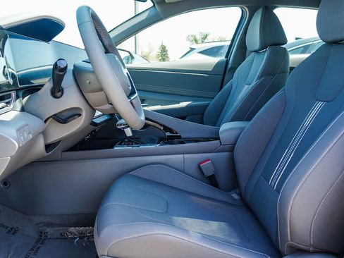 Used 2025 Hyundai Elantra SEL image 16