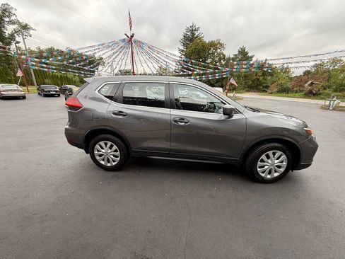 Used 2017 Nissan Rogue S image 3