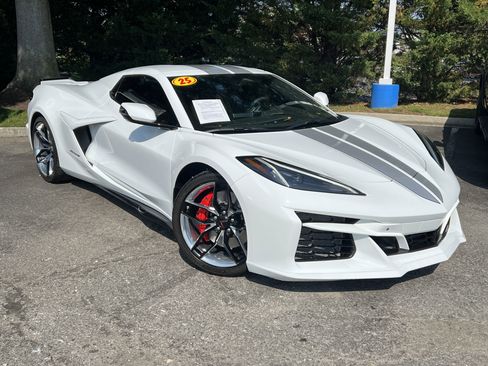 Used 2025 Chevrolet Corvette Z06 w/ Chrome Exterior Badge Package image 2